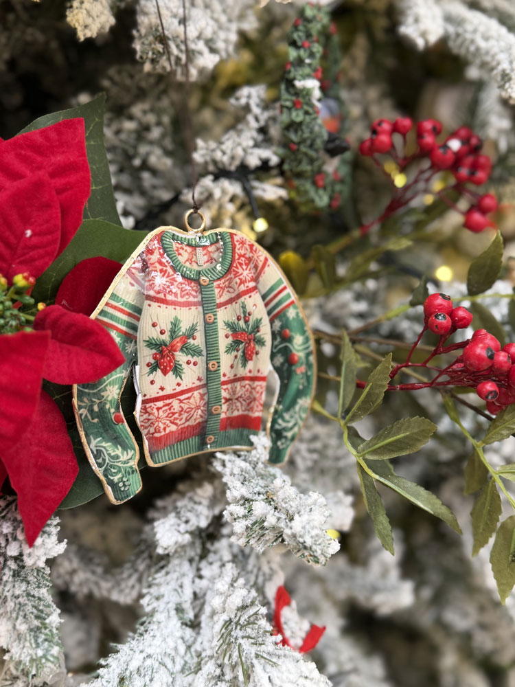 Blitz Sassari - Natale 2025 decorazione albero di natale con maglioncino