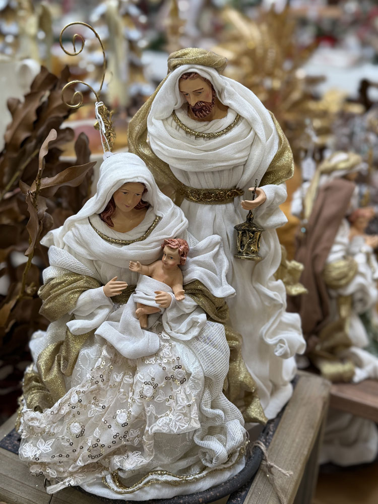 Blitz Sassari - Natale 2025 statuette di Maria con Giuseppe e Gesù Bambino